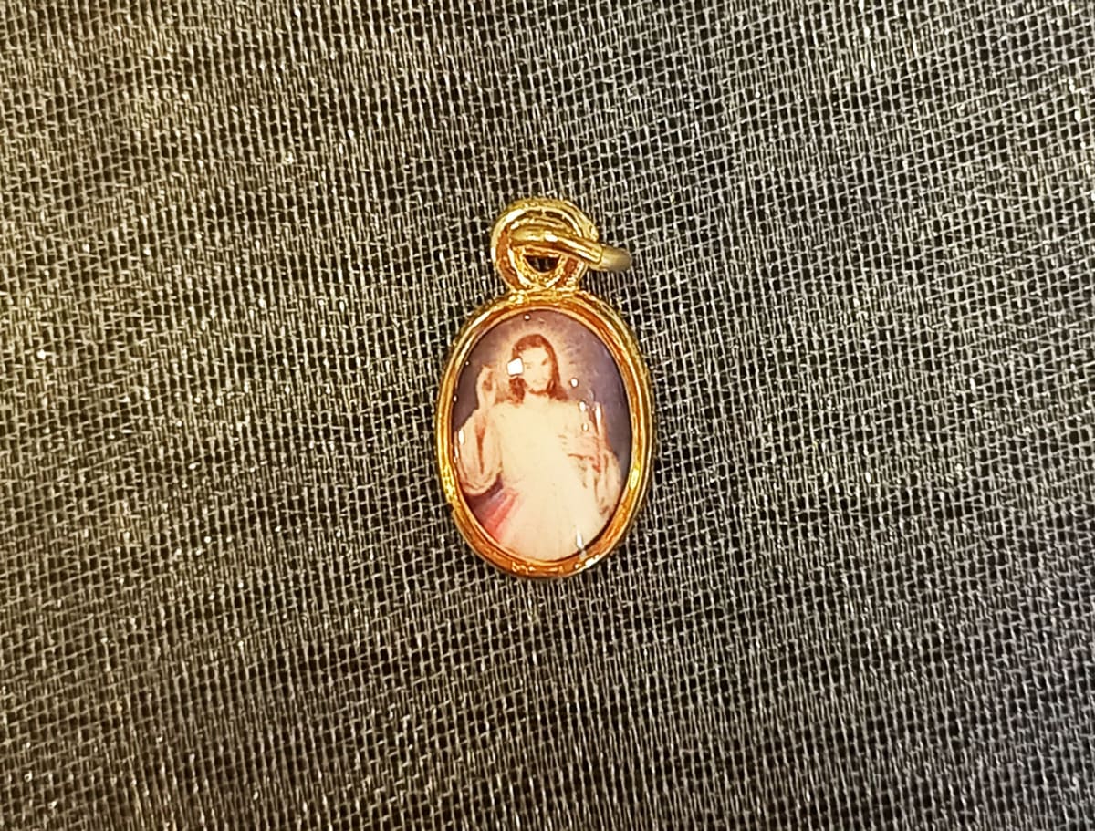 MEDALLA PEQUEÑA DORADA DIFERENTESIMAGENES2