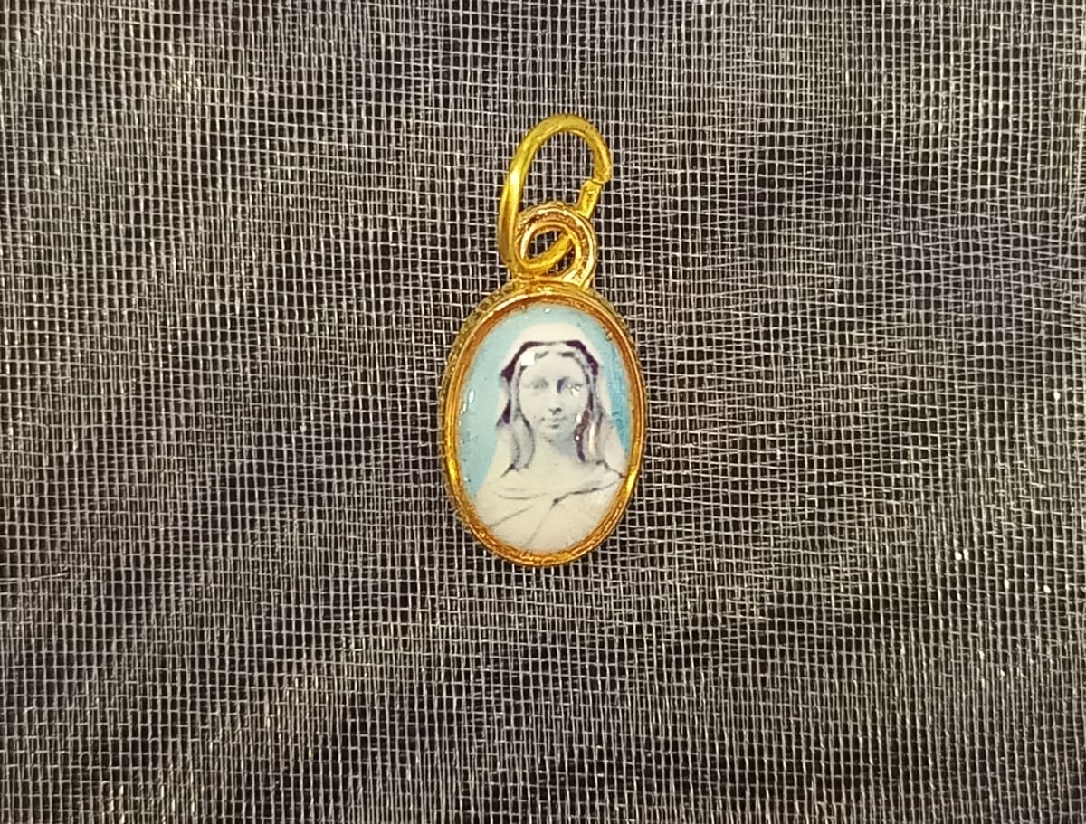 MEDALLA PEQUEÑA DORADA DIFERENTESIMAGENES3