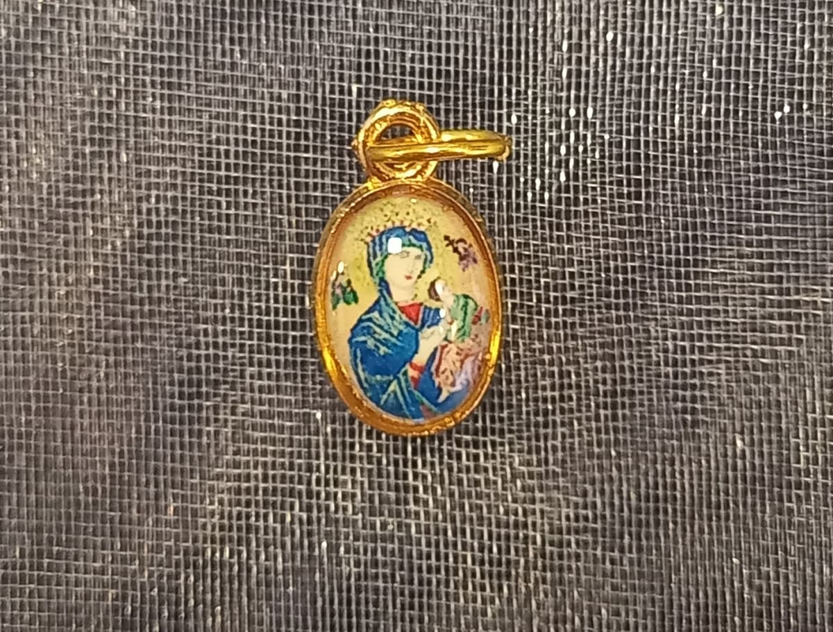 MEDALLA PEQUEÑA DORADA DIFERENTESIMAGENES4