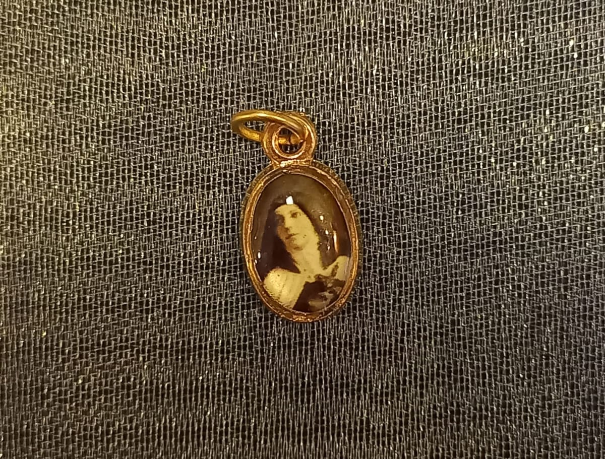 MEDALLA PEQUEÑA DORADA DIFERENTESIMAGENES5