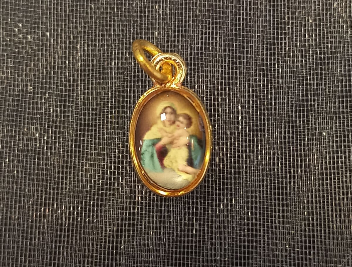 MEDALLA PEQUEÑA DORADA DIFERENTESIMAGENES6