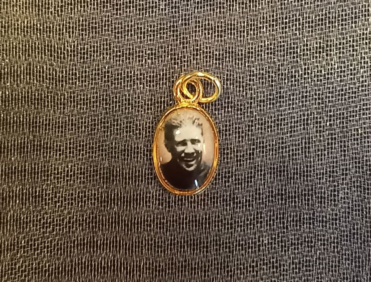 MEDALLA PEQUEÑA DORADA DIFERENTESIMAGENES8