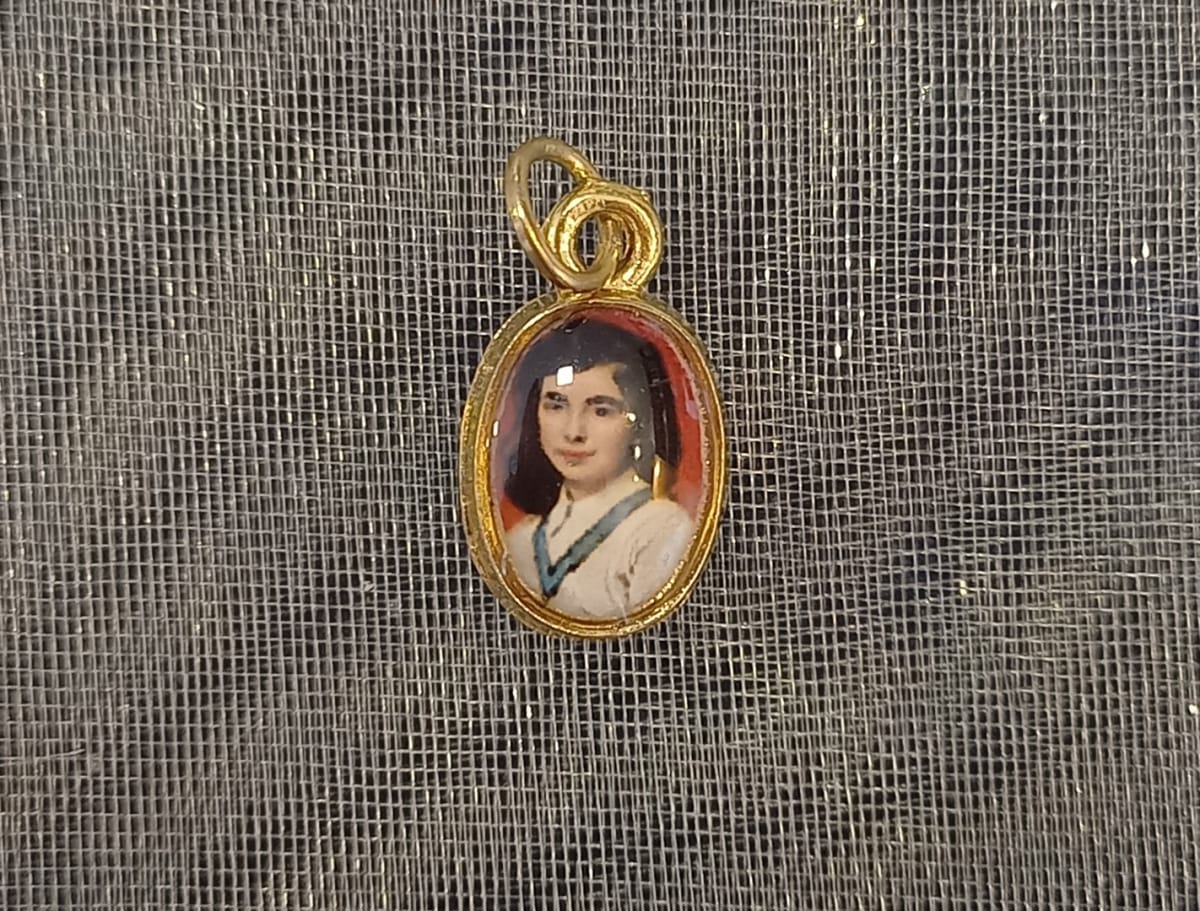 MEDALLA PEQUEÑA DORADA DIFERENTESIMAGENES10