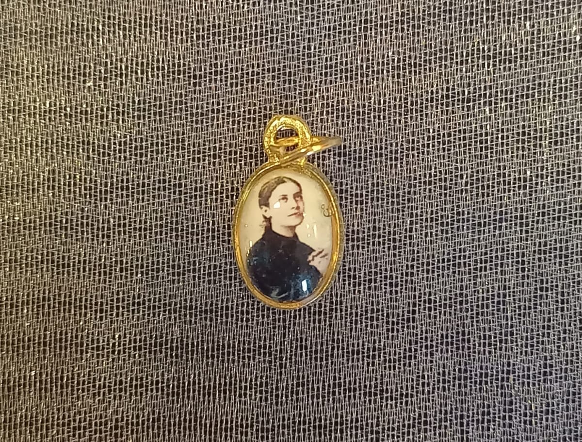 MEDALLA PEQUEÑA DORADA DIFERENTESIMAGENES11