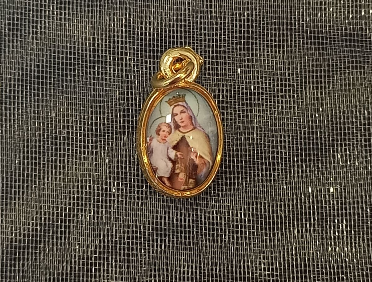 MEDALLA PEQUEÑA DORADA DIFERENTESIMAGENES12