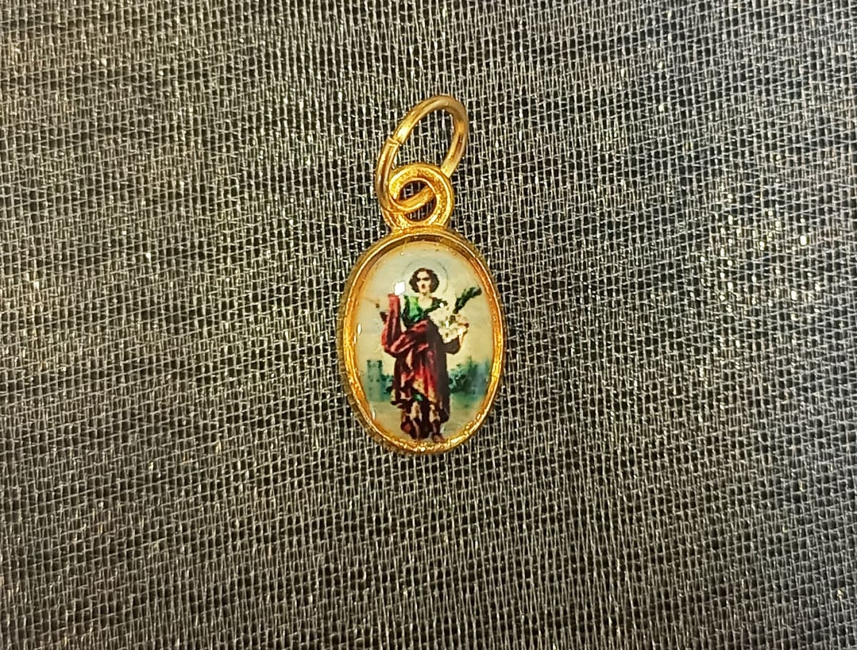 MEDALLA PEQUEÑA DORADA DIFERENTESIMAGENES13