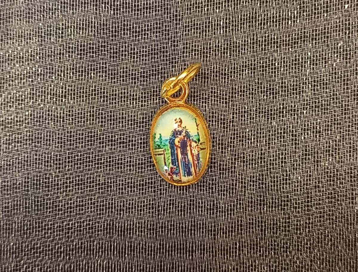 MEDALLA PEQUEÑA DORADA DIFERENTESIMAGENES14