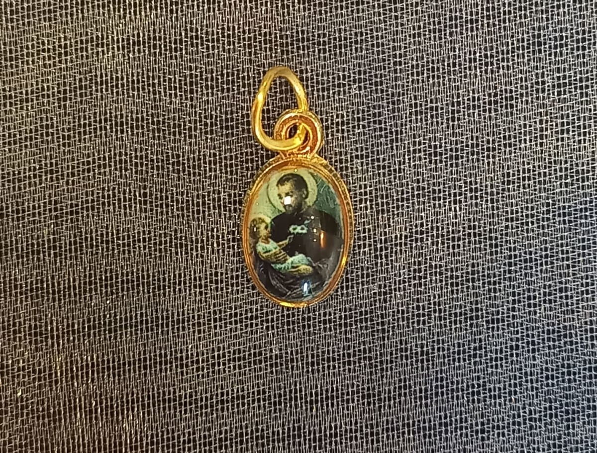 MEDALLA PEQUEÑA DORADA DIFERENTESIMAGENES15