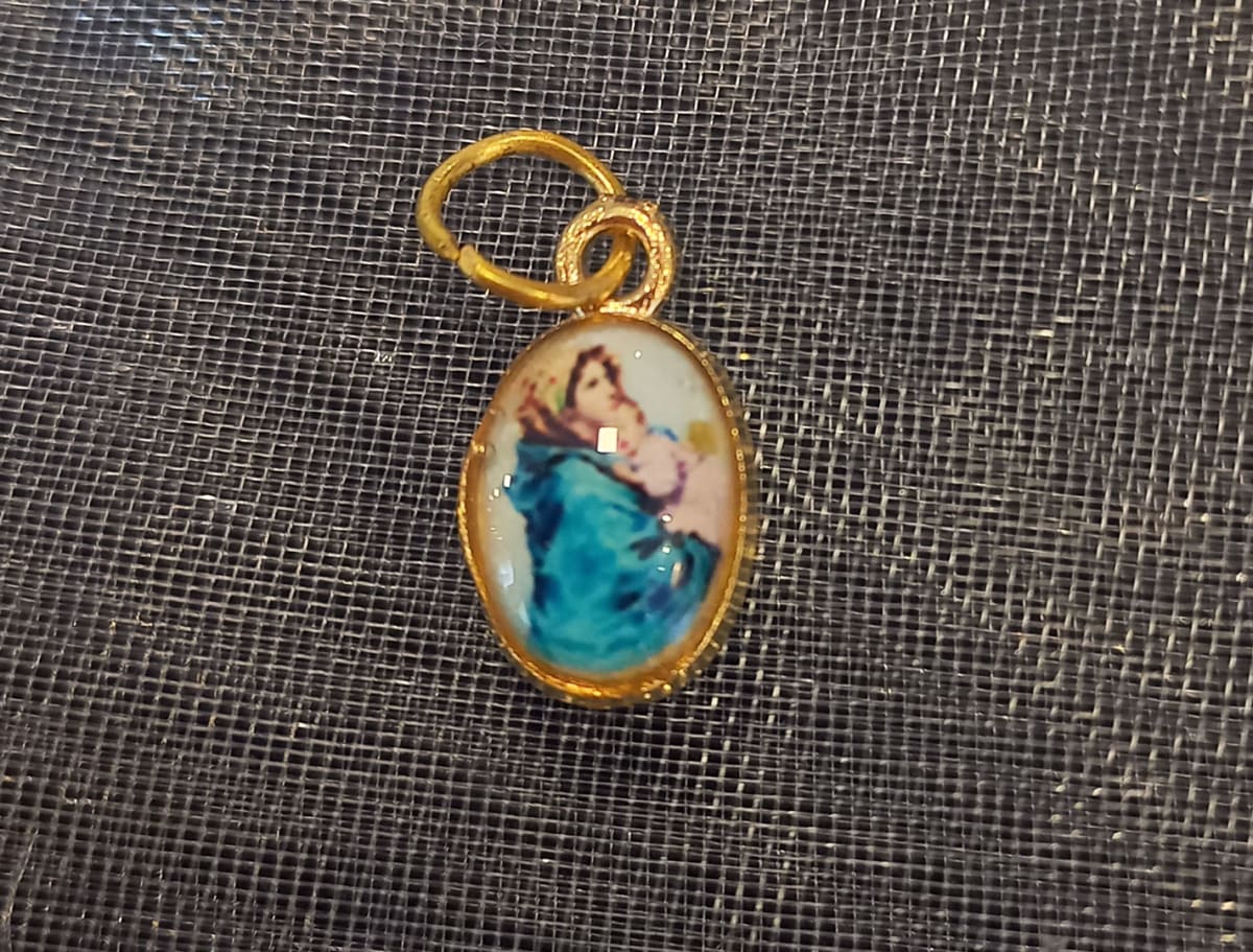 MEDALLA PEQUEÑA DORADA DIFERENTESIMAGENES16