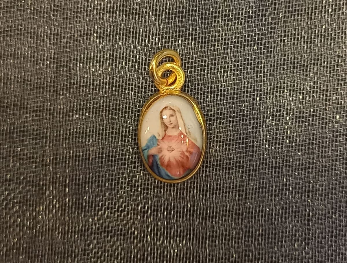 MEDALLA PEQUEÑA DORADA DIFERENTESIMAGENES17