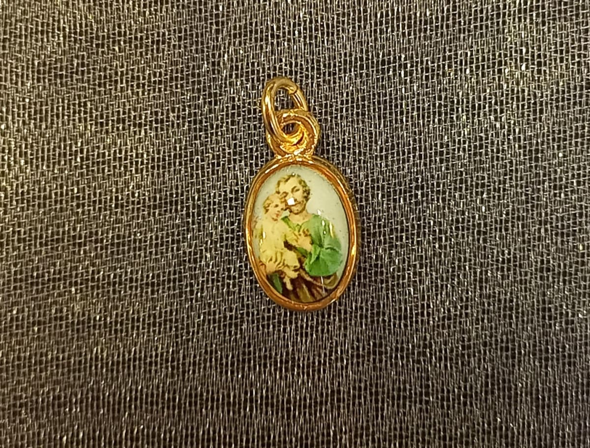 MEDALLA PEQUEÑA DORADA DIFERENTESIMAGENES18