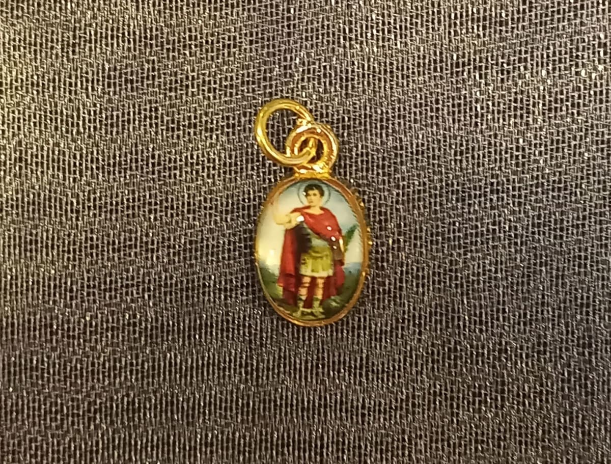 MEDALLA PEQUEÑA DORADA DIFERENTESIMAGENES19