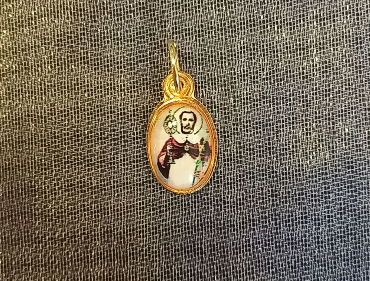 MEDALLA PEQUEÑA DORADA DIFERENTESIMAGENES22