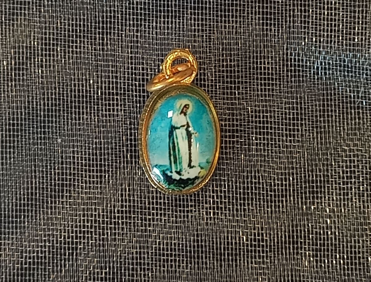 MEDALLA PEQUEÑA DORADA DIFERENTESIMAGENES23