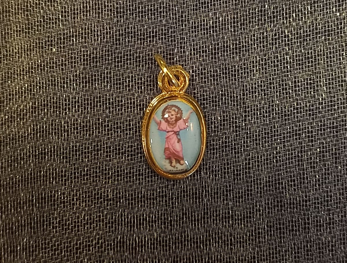 MEDALLA PEQUEÑA DORADA DIFERENTESIMAGENES24