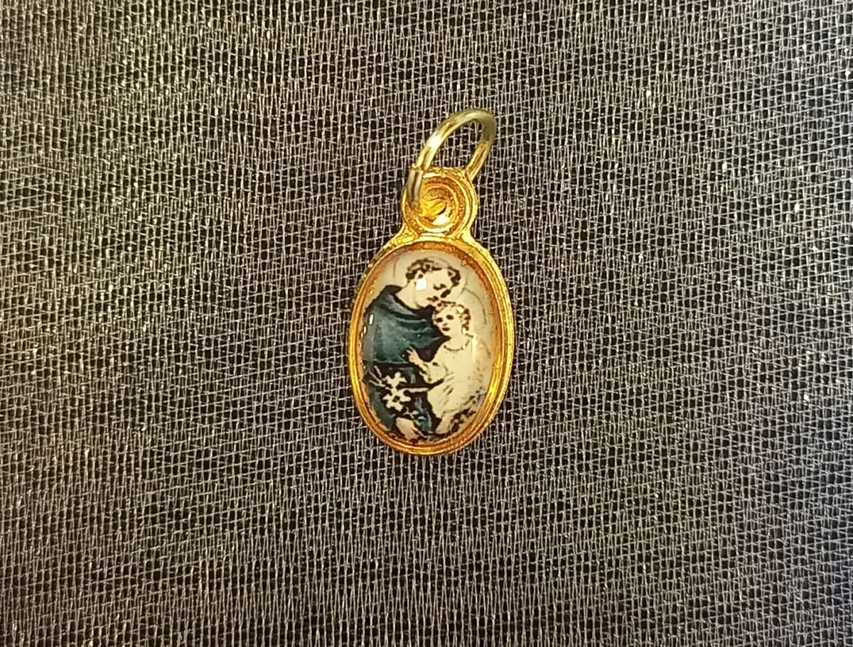 MEDALLA PEQUEÑA DORADA DIFERENTESIMAGENES25