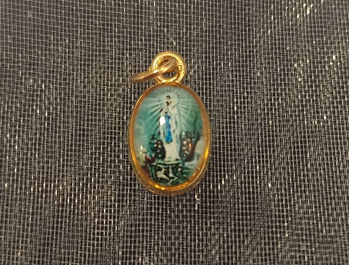 MEDALLA PEQUEÑA DORADA DIFERENTESIMAGENES26