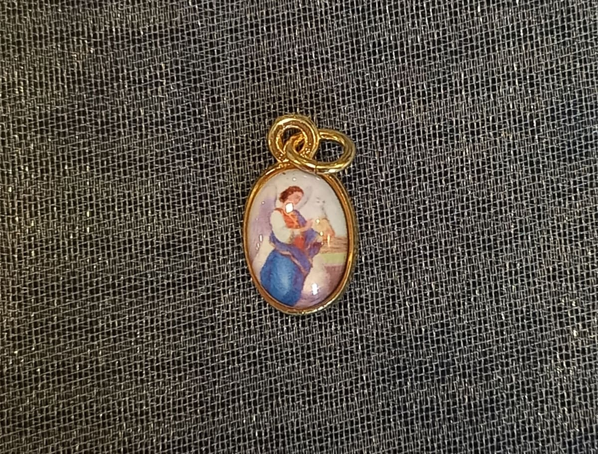 MEDALLA PEQUEÑA DORADA DIFERENTESIMAGENES27