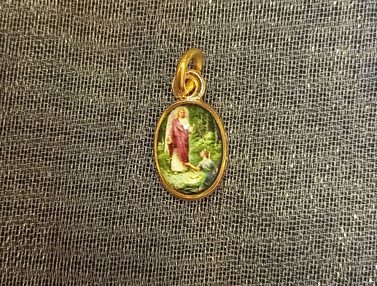 MEDALLA PEQUEÑA DORADA DIFERENTESIMAGENES28