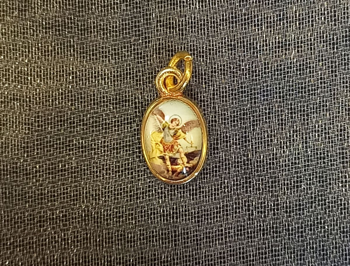 MEDALLA PEQUEÑA DORADA DIFERENTESIMAGENES29