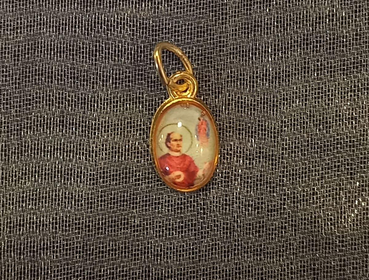 MEDALLA PEQUEÑA DORADA DIFERENTESIMAGENES30