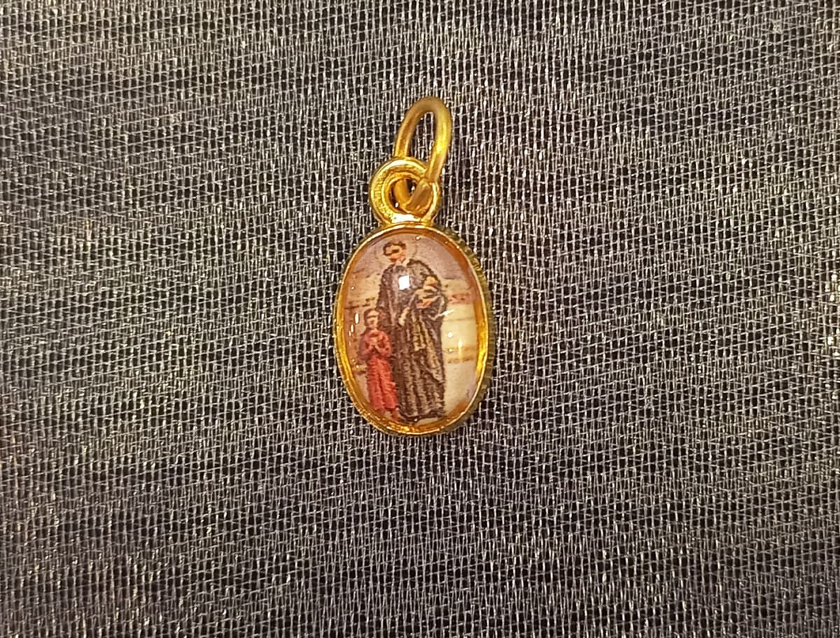 MEDALLA PEQUEÑA DORADA DIFERENTESIMAGENES31