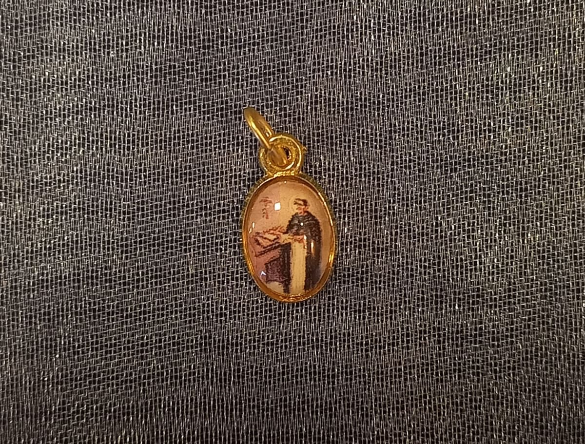 MEDALLA PEQUEÑA DORADA DIFERENTESIMAGENES32