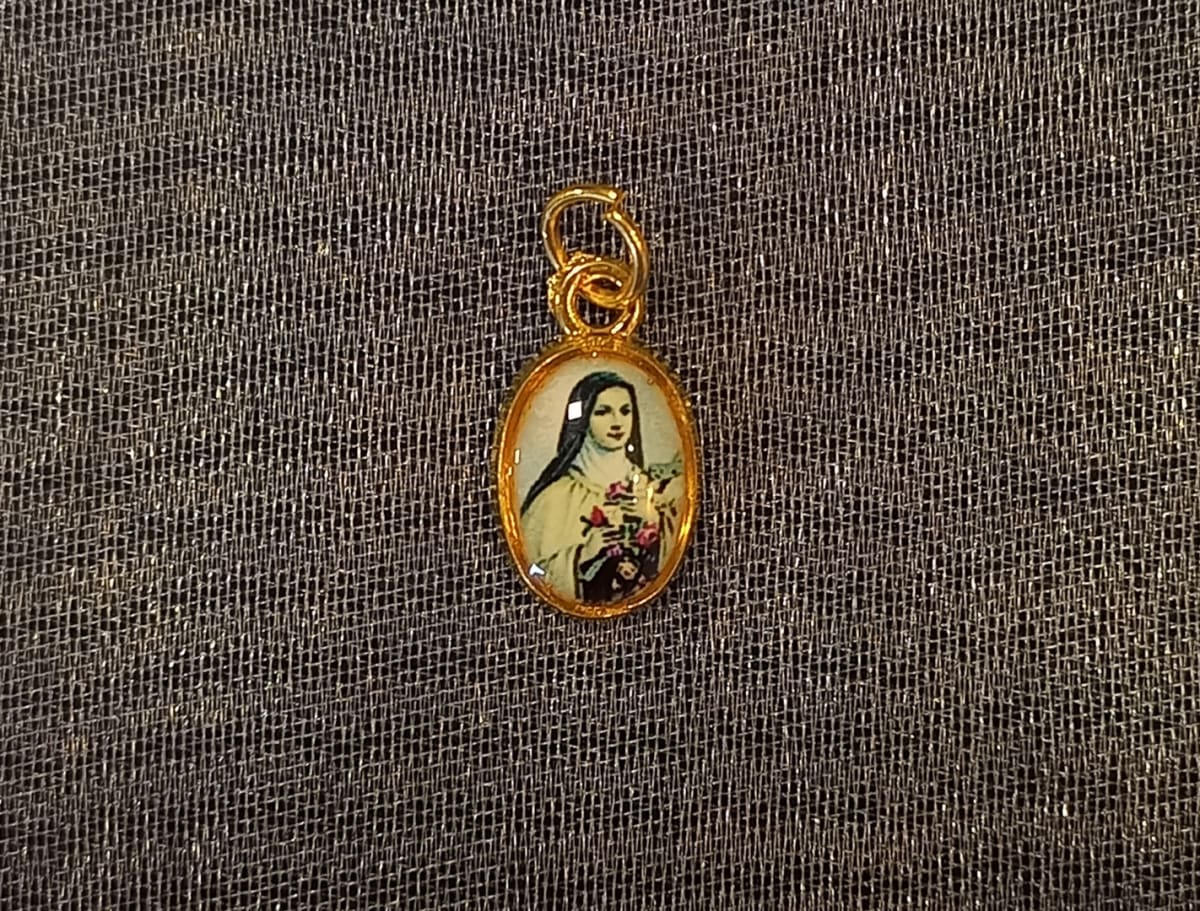 MEDALLA PEQUEÑA DORADA DIFERENTESIMAGENES34