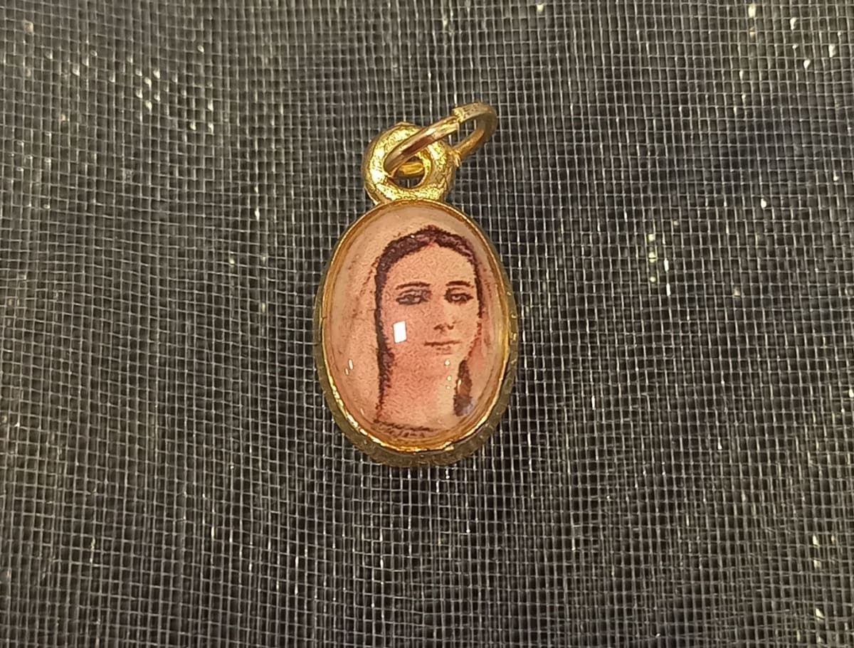 MEDALLA PEQUEÑA DORADA DIFERENTESIMAGENES35