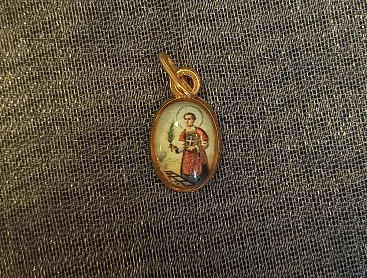 MEDALLA PEQUEÑA DORADA DIFERENTESIMAGENES36