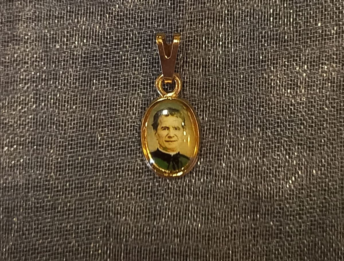 MEDALLA PEQUEÑA DORADA DIFERENTESIMAGENES37