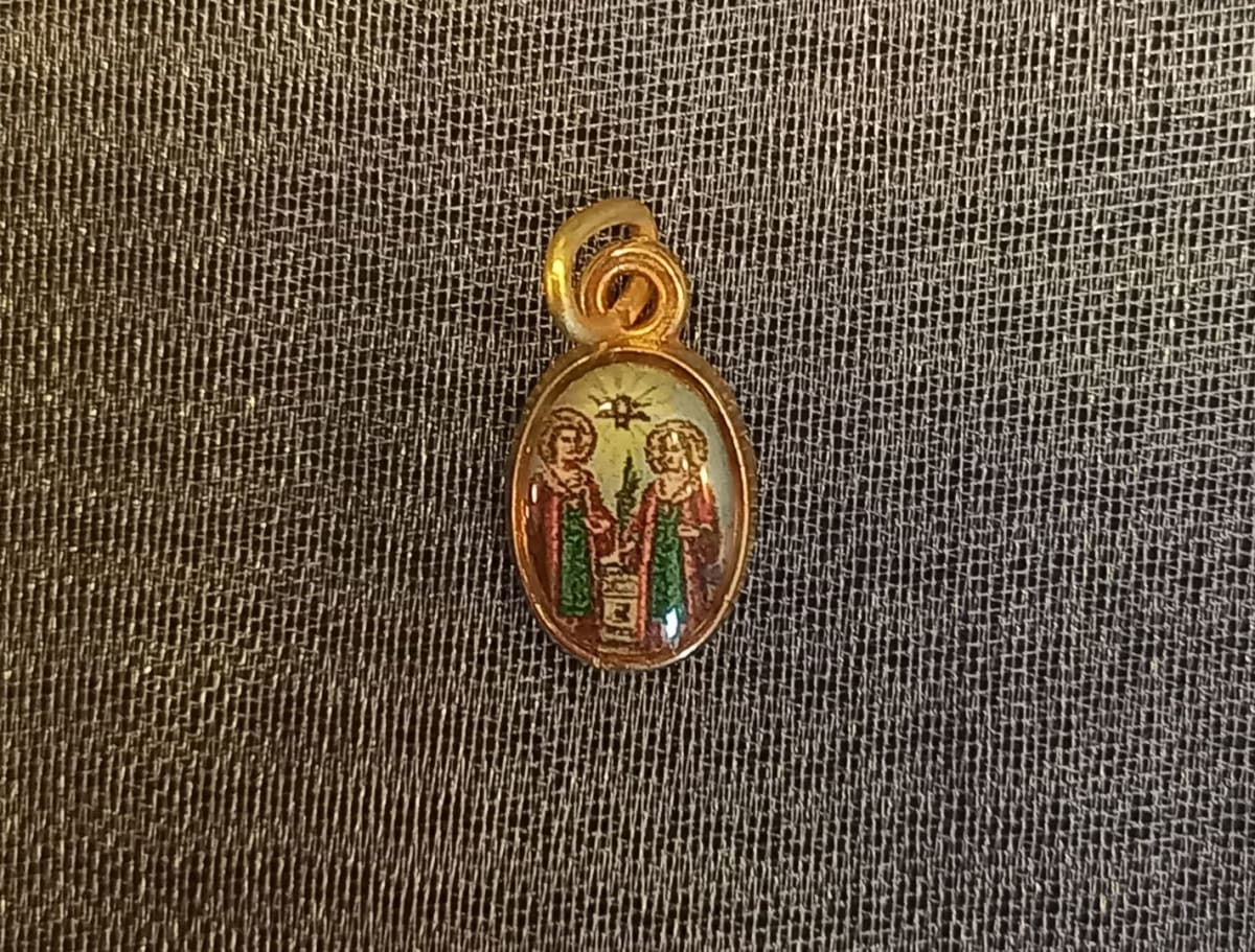 MEDALLA PEQUEÑA DORADA DIFERENTESIMAGENES38