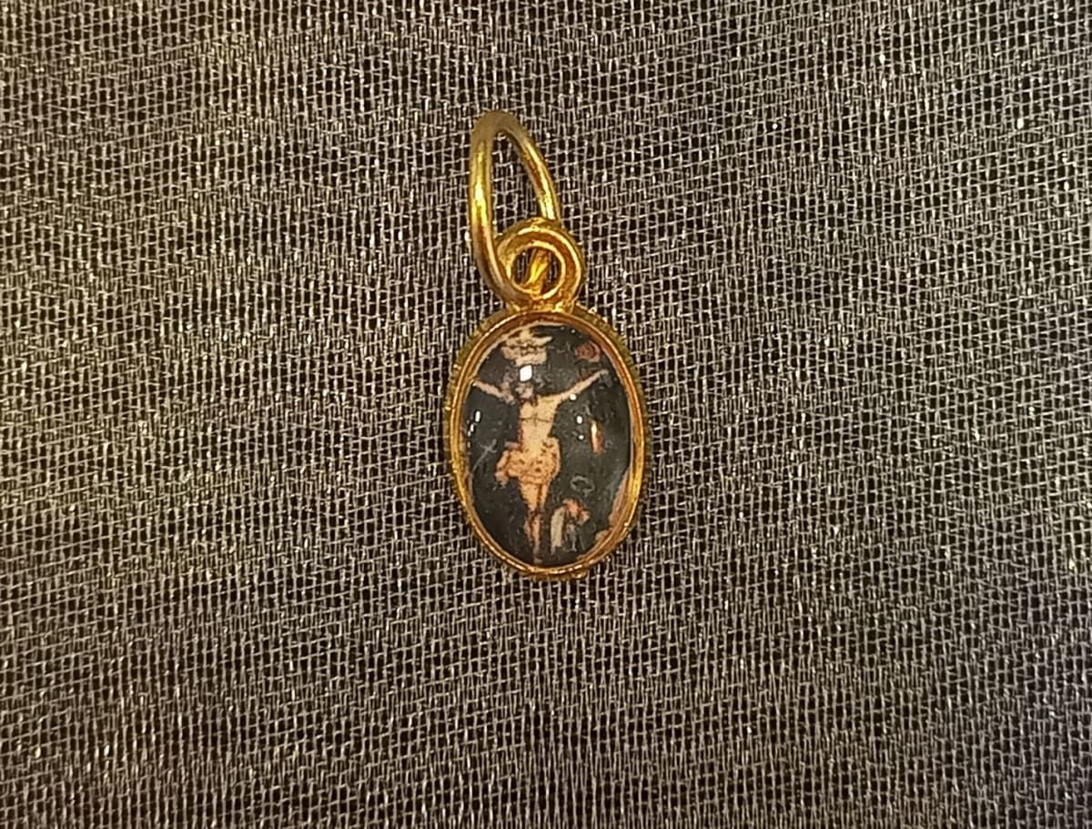 MEDALLA PEQUEÑA DORADA DIFERENTESIMAGENES39