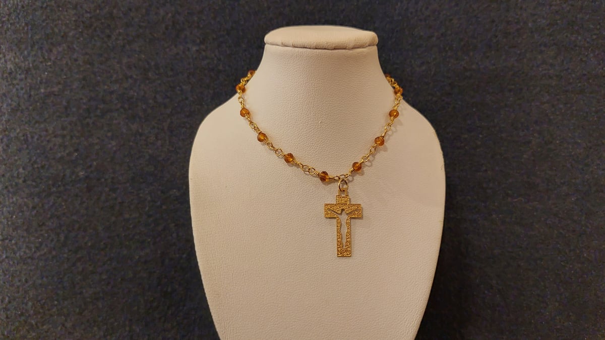 COLLAR PIEDRA CON CRUZ BAÑO DE ORO2