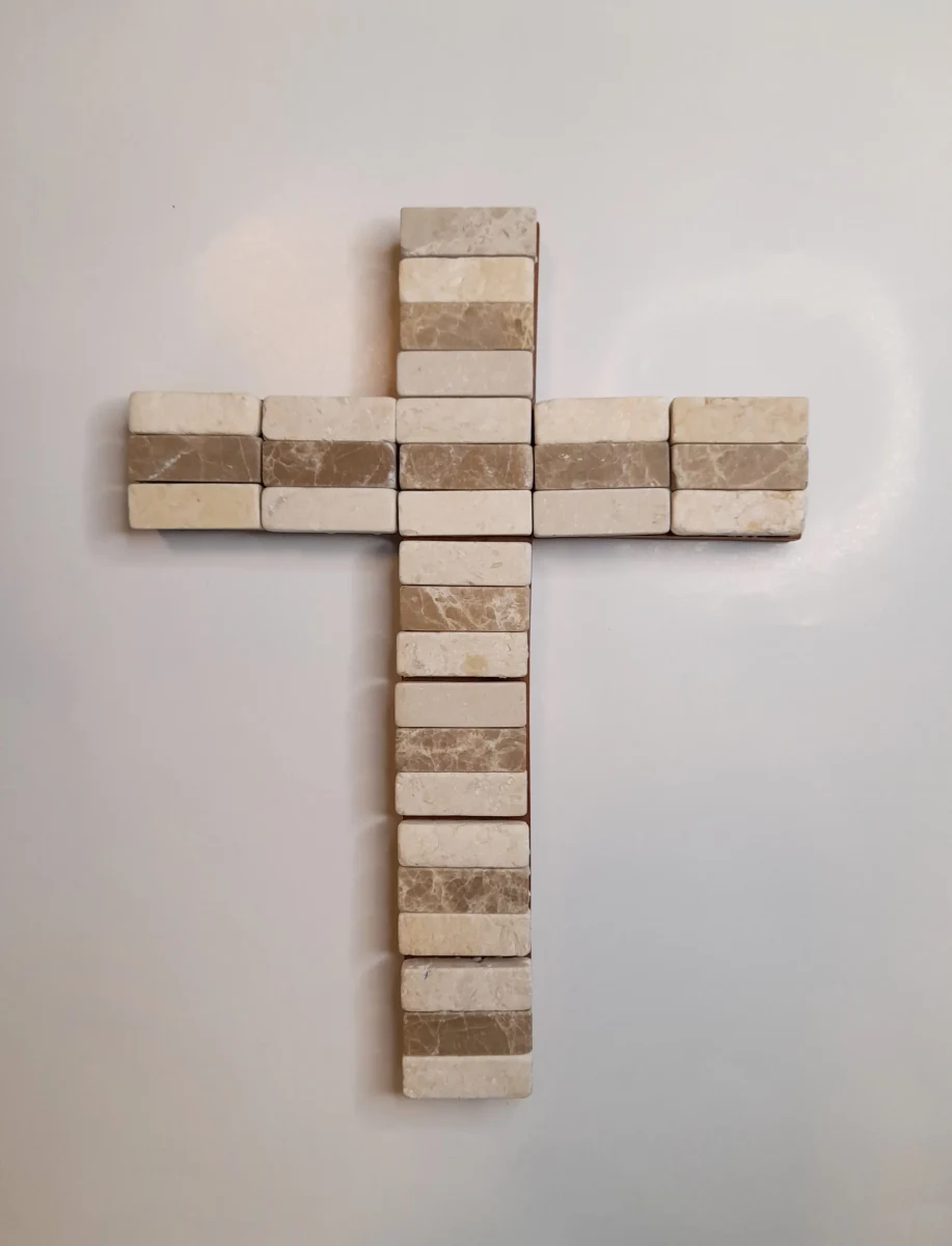 CRUZ CUBIERTA C/ TESELAS DE MARMOL1