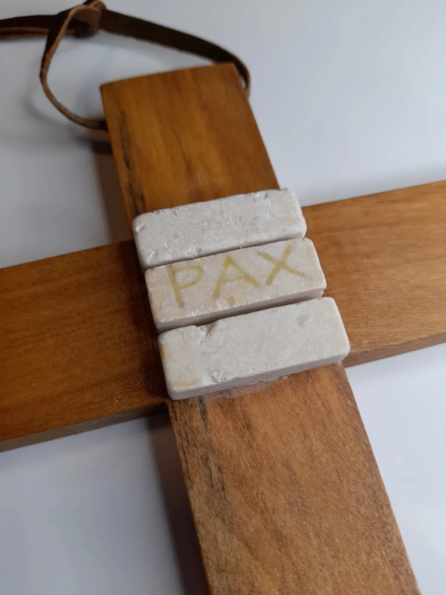 CRUZ CON 3 TESELAS MARMOL2