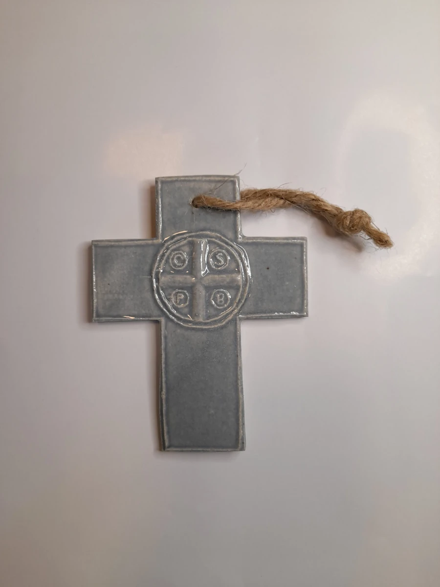 CRUZ DE CERAMICA CON SAN BENITO3