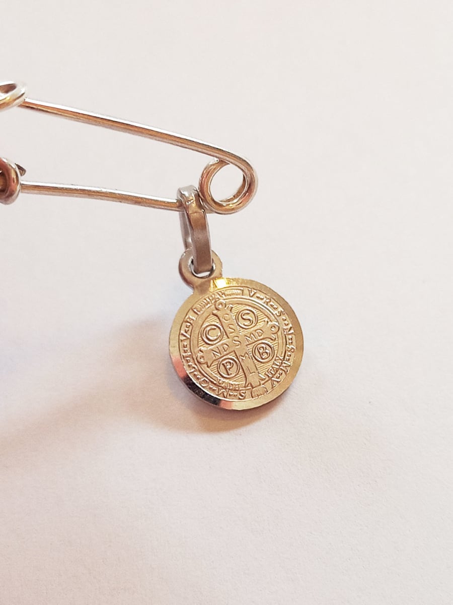 MEDALLA CON ALFILER DE PLATA5