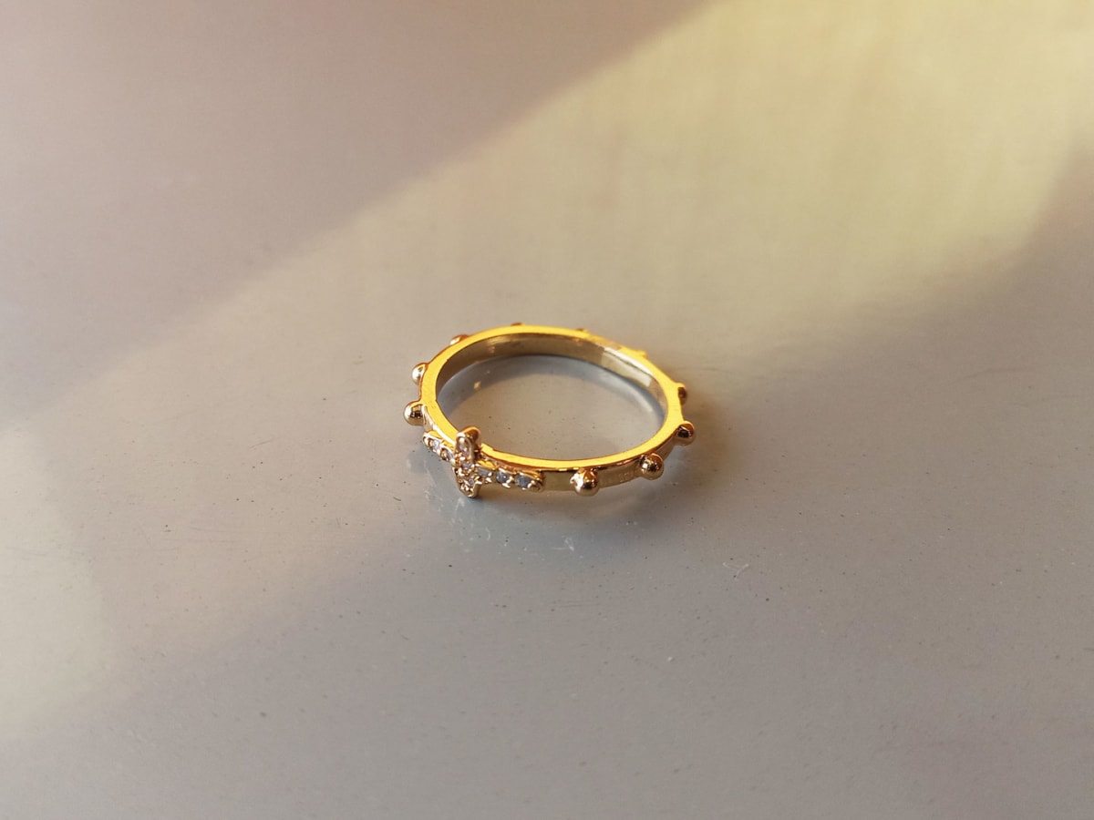 ANILLO DENARIO ENCHAPADO CON CRUZ DE CIRCONES1