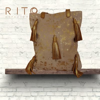CARTERA CUERO Y POMPONES DORADOS CARTERA CUERO Y POMPONES DORADOS