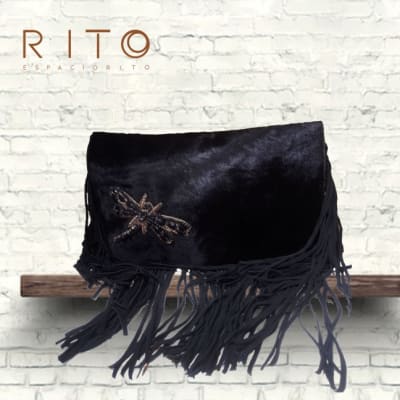 CARTERA FLECOS CUERO PELO CORTO BORDADO LIBELULA NEGRO CARTERA FLECOS CUERO PELO CORTO BORDADO LIBELULA NEGRO