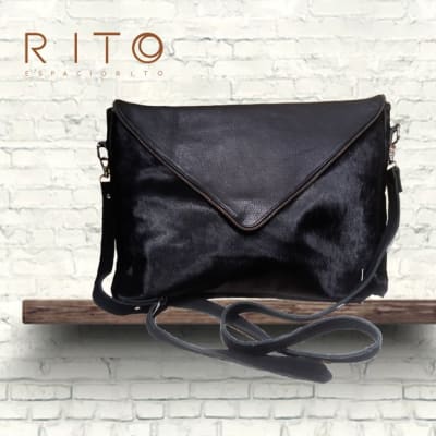 CARTERA SOBRE CUERO PELO CORTO NEGRO CARTERA SOBRE CUERO PELO CORTO NEGRO