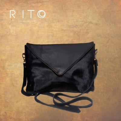 CARTERA SOBRE CUERO PELO CORTO NEGRO CARTERA SOBRE CUERO PELO CORTO NEGRO