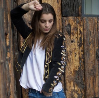CHAQUETA VELVET BORDADA SOLAPA - NEGRO CHAQUETA VELVET BORDADA SOLAPA - NEGRO