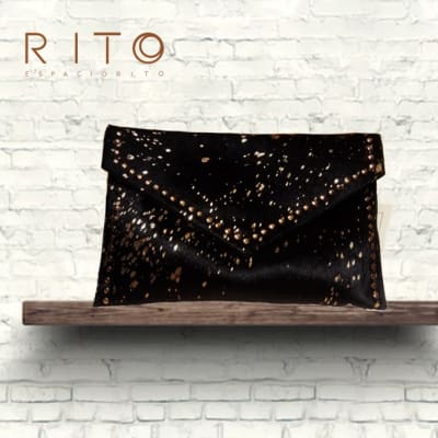 CLUTCH CUERO CON TACHAS CLUTCH CUERO CON TACHAS