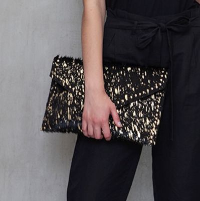 CLUTCH CUERO CON TACHAS CLUTCH CUERO CON TACHAS