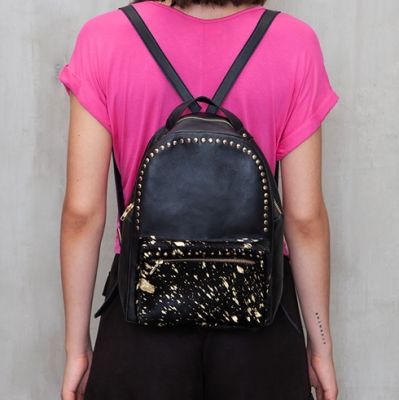 MOCHILA CUERO CON TACHAS MOCHILA CUERO CON TACHAS
