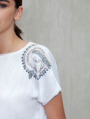 POLERA SATIN CON BORDADO POLERA SATIN CON BORDADO