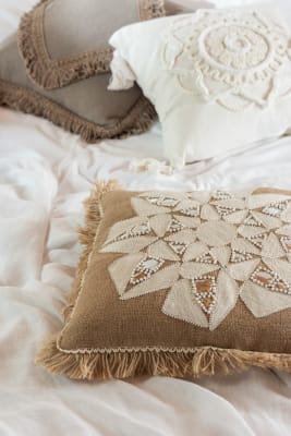 ALMOHADA FLOR ABSTRACTO YUTE NATURAL/BEIS