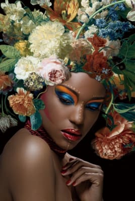 Cuadro Belleza morena con flores. 80x120 cm